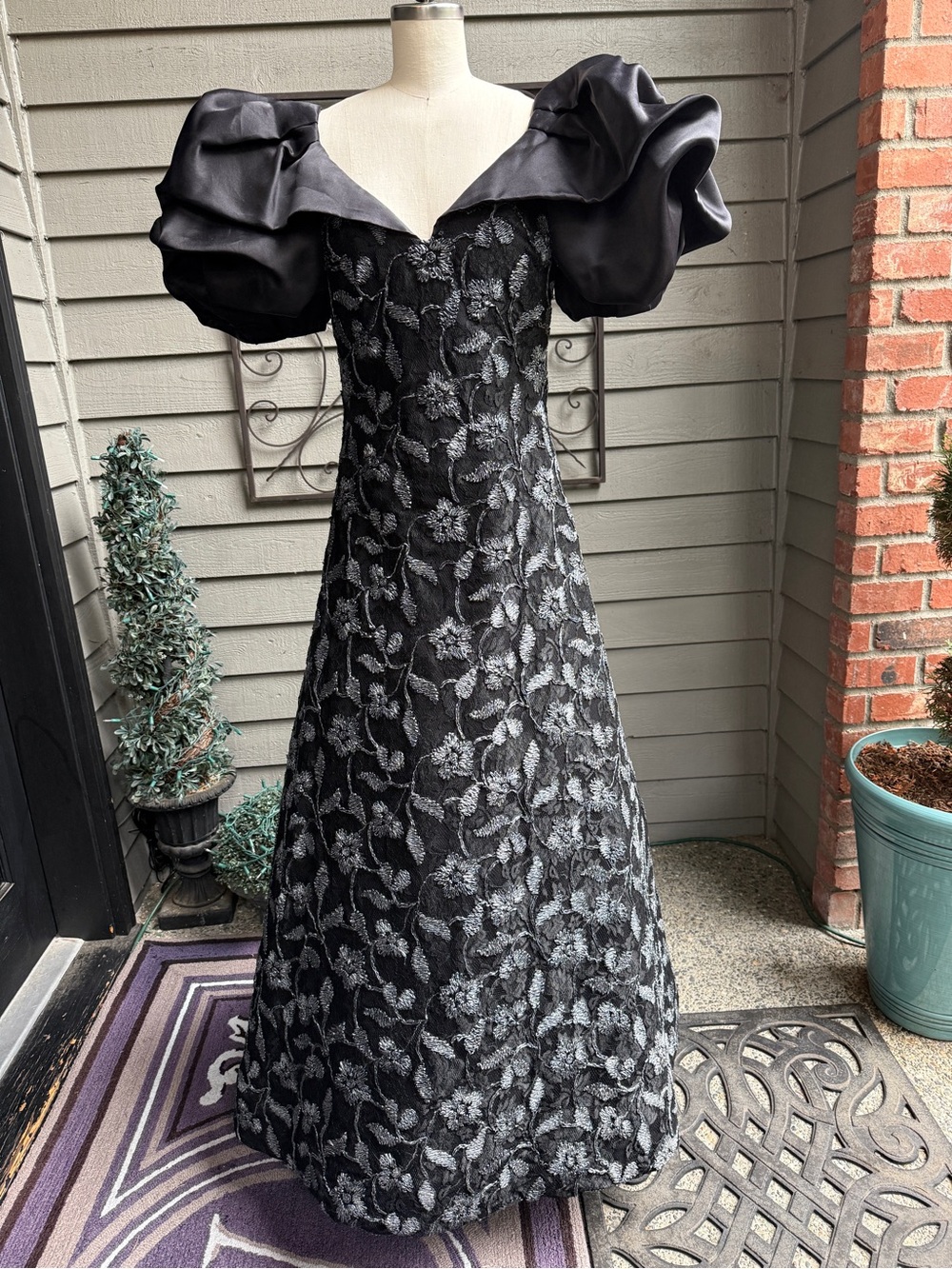 Black Floral Jacquard Puff-Sleeve Prom Dress